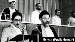 به هنگام مراسم تحلیف در کنار آیت‌الله بهشتی رئیس وقت شورای عالی قضایی