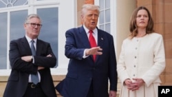 АҚШ Президенти Дональд Трамп (ўртада) Шотландиянинг Тёрнберри шаҳрида Буюк Британия Бош вазири Кир Стармер (чапда) ва унинг рафиқаси Виктория билан.
