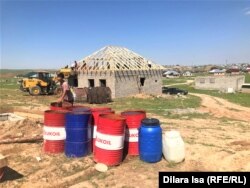 Люди, получившие участок земли в кооперативе «Жер-Ана 1», строят дома. Шымкент, 22 апреля 2021 года.