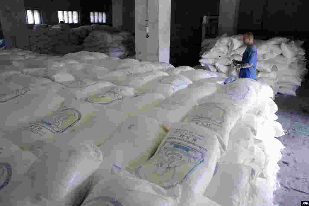 Гуманітарна допомога на складах Старобільська, 15 серпня 2014 року