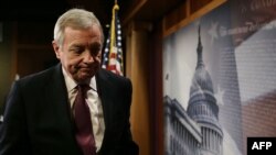 سناتور دموکرات، دیک دوربین، طراح نامه سناتورها برای تعدیل قانون محدودیت سفر