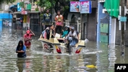 Пострадавшие от наводнения люди эвакуируются после сильных дождей в Коломбо, Шри-Ланка, 29 ноября 2025 года
