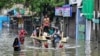 Люди, які постраждали від повені, евакуюються після сильних дощів у Коломбо, Шрі-Ланка, 29 листопада 2025 року