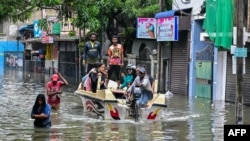 Люди, які постраждали від повені, евакуюються після сильних дощів у Коломбо, Шрі-Ланка, 29 листопада 2025 року