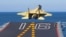 Китайский палубный истребитель "Шэньян J-15", взлетающий с китайского авианосца "Ляонин"