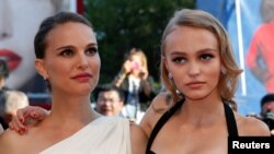 Америкалык актриса Натали Портман жана Лилли Депп