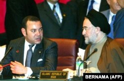 دیدار محمد خاتمی و محمد ششم در حاشیه اجلاس سران سازمان همکاری اسلامی در مالزی در سال ۲۰۰۳