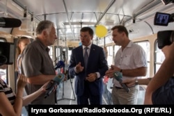 Слева направо: Павел Жебривский, Вадим Бойченко и Василий Клат в салоне трамвая