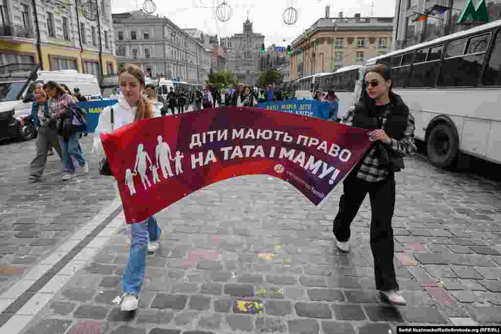 Учасниці маршу за «традиційні цінності»