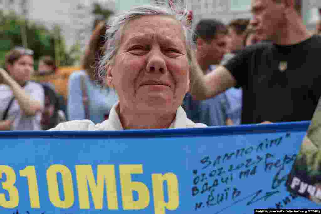 Окрім сліз щастя, були і сльози розпачу, коли близькі не дочекались своїх і навіть хоч би якоїсь інформації про них від щойно звільнених захисників