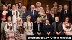 Аляксандар Лукашэнка з абноўленым калектывам Купалаўскага тэатру, люты 2021 