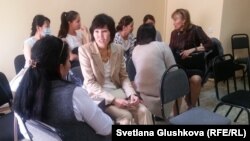 67-мектеп-гимназияның мұғалімдері баспасөз мәслихатынан соң сөйлесіп отыр. Астана, 1 маусым 2017 жыл. 
