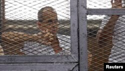  پيتر گرِسته، خبرنگار استراليايی شبکه‌ تلويزيونی الجزيره در دادگاه .