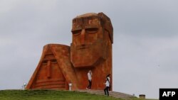 Неофициальный символ Нагорного Карабаха - монумент «Мы - наши горы»