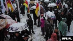 Не раз говорилось о готовности части общества выйти на улицу в знак протеста, если будет подписан первоначальный сырой вариант договора. В случае прохождения соглашения в таком виде, это не лучшим образом скажется на социальном благосостоянии югоосетинских граждан