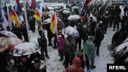 Югоосетинские партии держатся исключительно на своих лидерах, а совмещение партийных и государственных обязанностей обязательно скажется не лучшим образом на одной из сфер деятельности, а то и на обеих