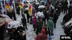 Список претензий «официальных» партийцев к Роланду Келехсаеву также немал. Не верят они и в то, что у бывшего лидера Народной партии есть достаточное количество поддерживающих его сторонников