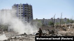 1-июлдагы Кабулдагы Коргоо министрлигине таандык имараттын жанындагы жардыруудан кийинки көрүнүш. 