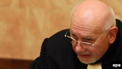 Голова Конституційного суду Чехії Павел Рихетський зачитує рішення: Лісабонський договір не суперечить Конституції