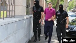 Армения - Сотрудники полиции сопровождают Тиграна Хачатряна в суд, Ереван, 27 июля 2015 г.
