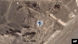 تصویر ماهواره‌ای «پلنت لبز پی‌بی‌سی» از یک سکوی پرتاب موشک در پایگاه امام خمینی سمنان در روز دوم مهر که آثار سوختگی روی آن دیده می‌شود