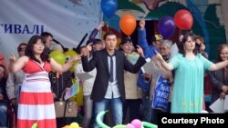 "Восток" қалалық мәдениет және демалыс бағында өткен мүгедек өнерпаздардың шығармашылық фестиваліне қатысушылар. Теміртау, 15 маусым 2013 жыл.
