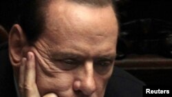 75 жаштагы Берлускони 17 жылдан бери чоң саясатка аралашып, өкмөттү жалпы жонунан 10 жыл башкарды. 