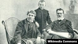 Фёдор Шаляпин с отцом и братом Василием, 1898