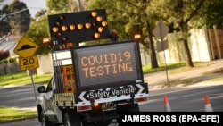 Нишонаи роҳнамои маркази озмоиши коронавирус дар Мелбурни Австралия