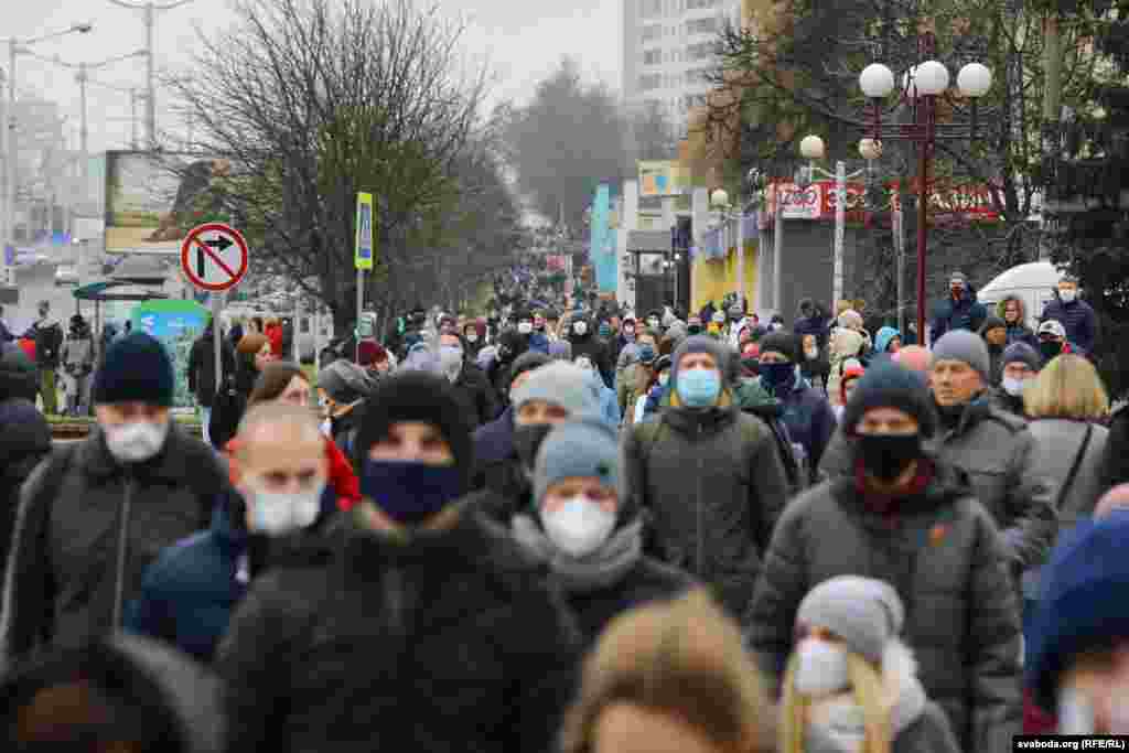 Нягледзячы на жорсткія затрыманьні, прымяненьне сілавікамі газу і сьвятлашумавых гранат, пратэстоўцы раз за разам спрабавалі ўтварыць калёну