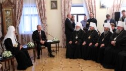 Києво-Печерська лавра, 27 липня 2013 року. Московський патріарх Кирило (ліворуч), президент Росії Володимир Путін (другий зліва), а напроти учасники синоду УПЦ (Московського патріархату), серед яких митрополит Онуфрій (другий справа)