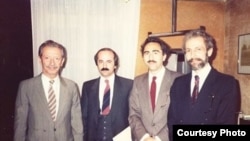 شاپور بختیار (نفر اول سمت چپ) همراه با سه تن از اعضای نهضت مقاومت ملی در پاریس.