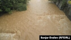 Река Ак-Буура после дождя. Архивное фото.