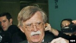 جان بولتون، سفير پيشين آمريکا در سازمان ملل متحد، می گويد: تحولات اخير در مورد ايران، وارونه کردن سياستی است که واشنگتن پنج سال بر سر آن پافشاری کرده است.
(عکس از EPA)