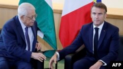 Френският президент Еманюел Макрон (вдясно) се среща с палестинския президент Махмуд Абас в кулоарите на 79-ата сесия на Общото събрание на ООН в Ню Йорк през септември 2024 г.