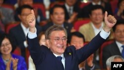 پیروزی قاطع آقای مون با کسب حدود ۴۰ درصد آراء در رقابت بین ۱۳ نامزد به ماه‌ها تلاطم سیاسی در کره جنوبی پایان خواهد داد.