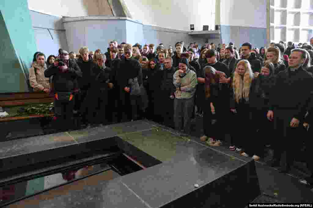 Одногрупники і друзі Данила плачуть під час церемонії прощання 