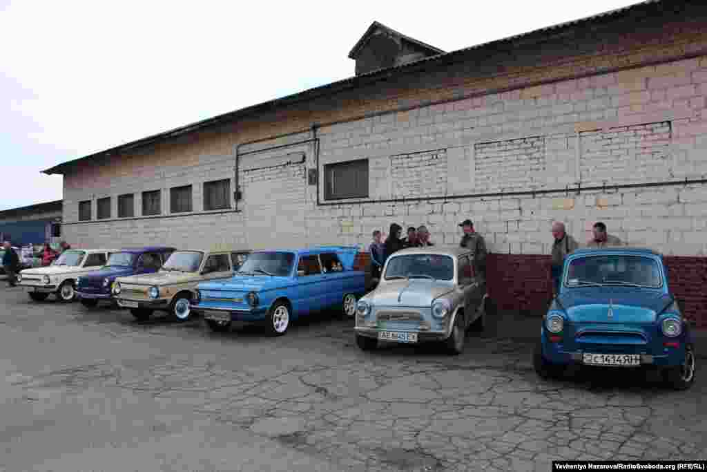 Щоб відзначити ювілей &laquo;горбатого&raquo;, до Запоріжжя приїхали також власники таких автомобілів із Дніпра та Нікополя