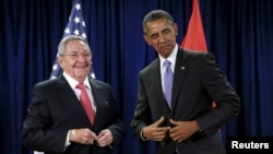 Barack Obama (sağda) və Raul Castro, arxiv fotosu