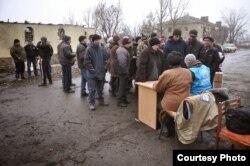 People in Need раздает помощь в Никишино