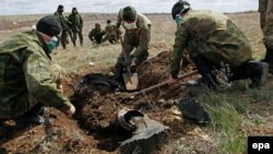 Ексгумація тіла у районі Дебальцева. 3 квітня 2016 року 