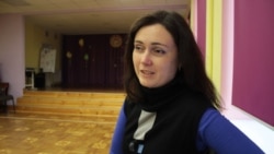 Вікторія Оломуцька в приміщенні школи, де вчаться її діти