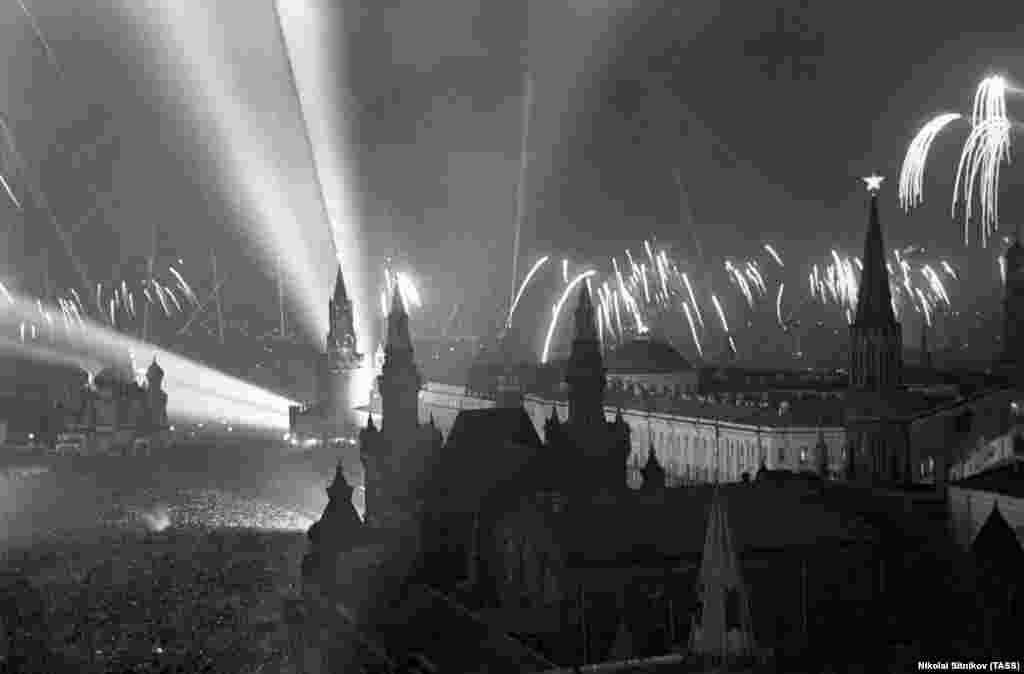 Crveni trg u Moskvi je prepun ljudi, a vatromet se palio oko Kremlja, SSSR, 9. maj 1945. Očevidac je kasnije rekao ruskoj štampi: "Stranci su se ljubili. Ne sjećam se da sam ikada vidio takvo jedinstvo među ljudima kao 9. maja 1945.; svi smo bili jedno - Rusi, Tatari, Uzbeci i Gruzijci - ujedinjeni kao nikada prije".