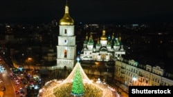 Під час різдвяно-новорічних свят біля Софійського собору, храму часів України-Русі (1011 рік). Київ, Софійська площа, грудень 2020 року 