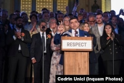 George Simion, alături de lideri AUR, în fața Parlamentului, unde a așteptat rezultatul exit-poll-urilor.