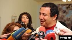 Гагик Царукян беседует с журналистами (архивная фотография)