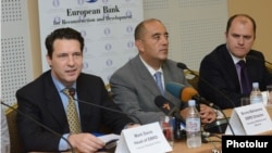 Новый глава ереванского офиса ЕБРР (слева) и региональный директор ЕБРР Бруно Балванера на пресс-конференции, Ереван, 19 сентября 2013 г.  