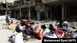 ساکنان عربین در غوطه شرقی همراه با وسایل‌شان منتظر انتقال به نقاط دیگر در سوریه- سه‌شنبه هفتم فروردین