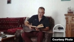 Akmuhammet Baýhanow saz çalyp, aýdym hem aýdýar.