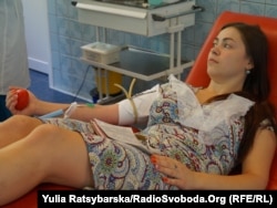 Жителі Дніпра масово здають кров для важкопоранених бійців